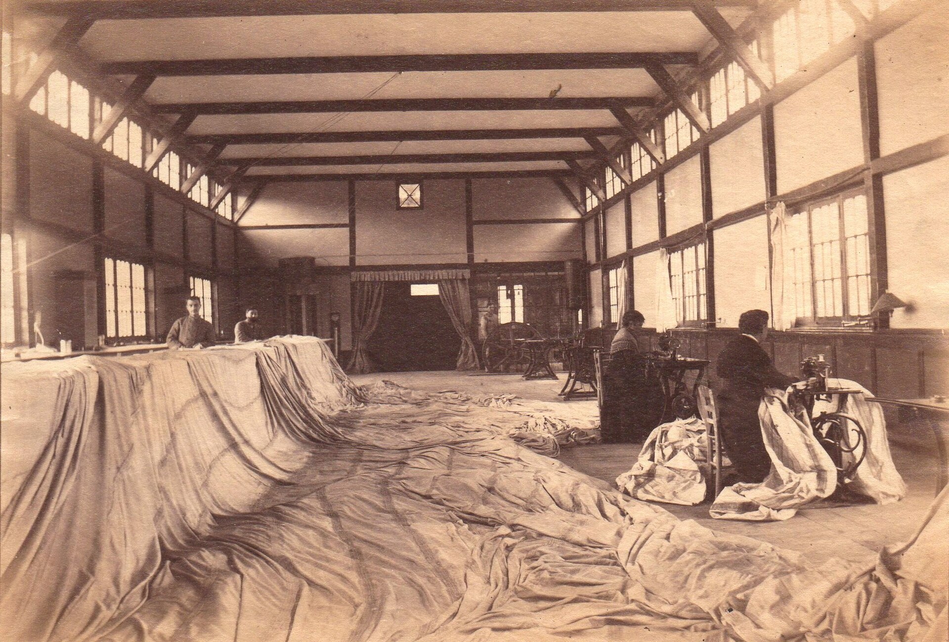 1884 - A. C. KREBS creates the sewing workshop for balloon envelopes in Chalais-Meudon.