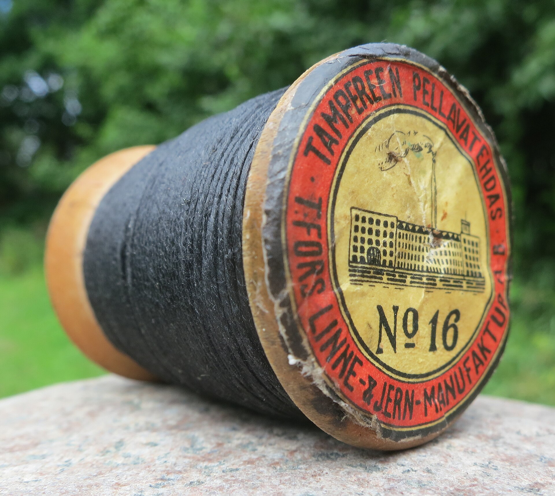 Three-cord machine linen thread no 16 manufactured by Tampereen Pellavatehdas (T:fors Linne- & Jern-manufaktur AB), Tampere, Finland during