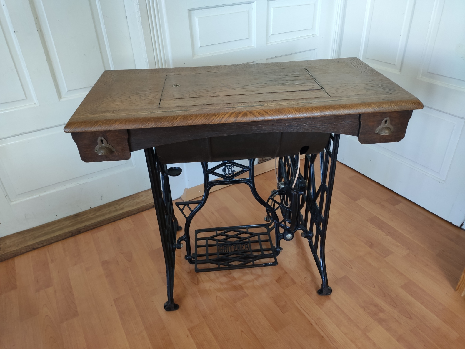 This is an Image of a Gritzner "R" sewing machine for families and small businesses. To store it away, it can be recessed into the Table.