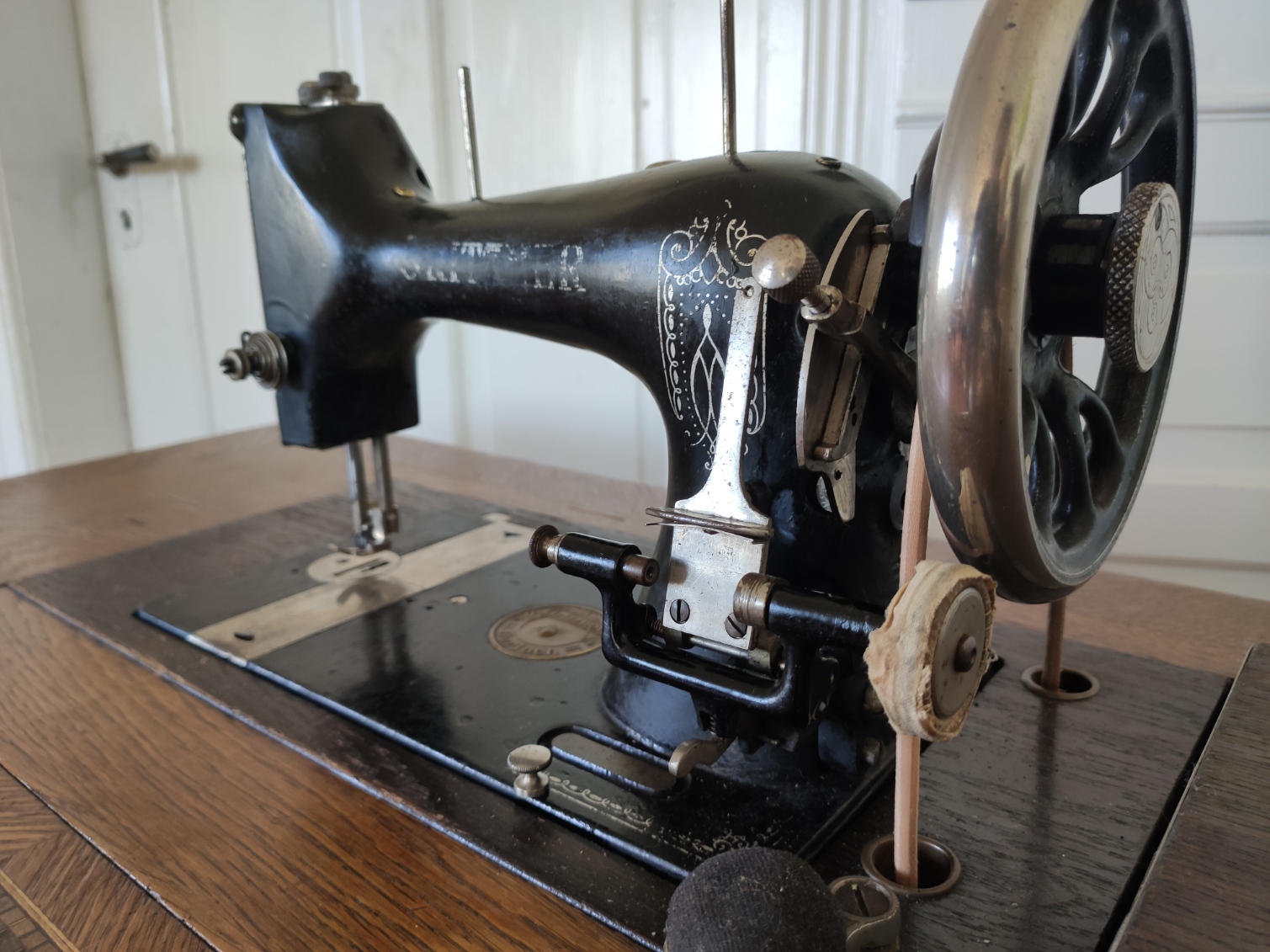 This is an image of a sewing machine model: "R" for families and small businesses, manufactured by Gritzner. To store it away, it can be rec